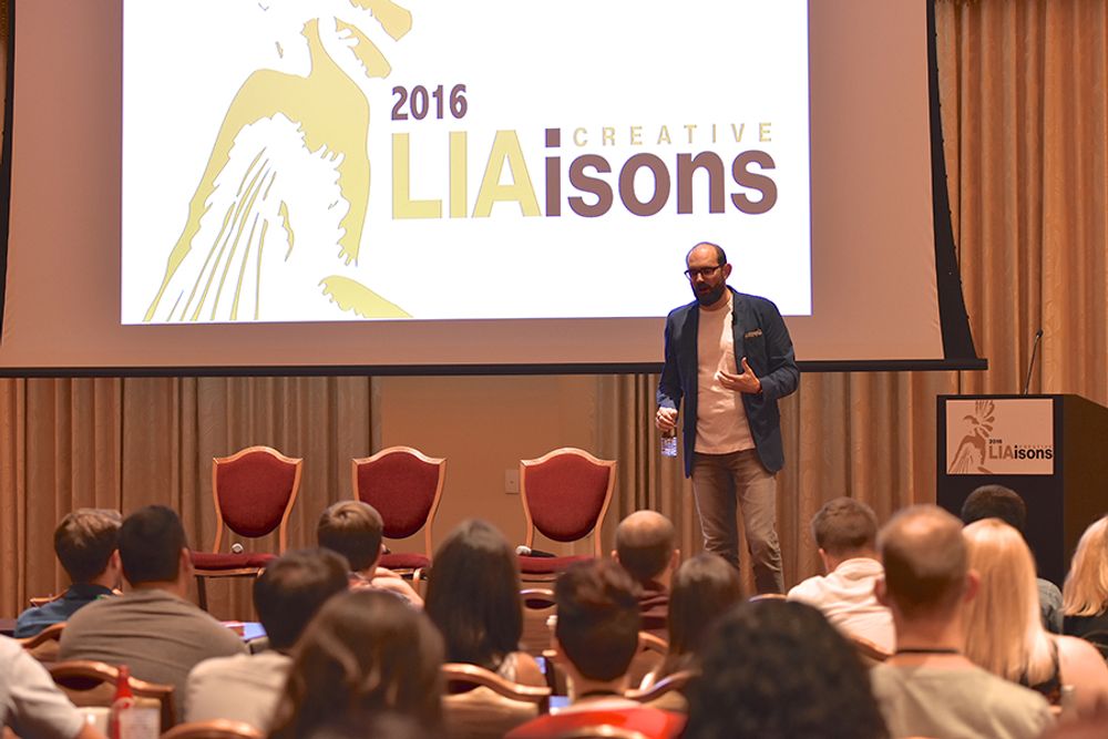 Chris Smith combines comedy with creativity during his talk