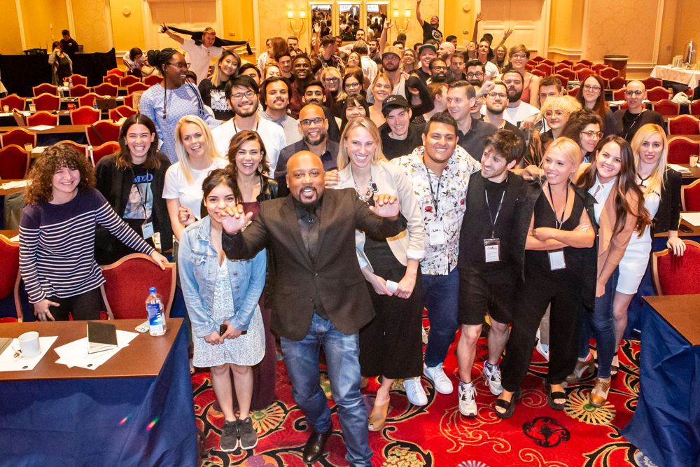Daymond John takes a selfie with the Creative LIAisons attendees
